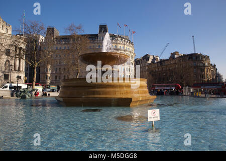 London, Großbritannien. 22 Feb, 2018. Blauer Himmel an einem kalten Tag auf dem Trafalgar Square in London. Menschen warm anziehen, wie Sie die Sonne genießen wie die Met Office prognostizieren ein Arctic blast für den Südosten von England nächste Woche mit erheblichen Schneefall in einigen Bereichen © Keith Larby/Alamy leben Nachrichten Stockfoto