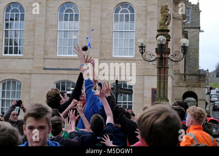 Jedburgh, Mercat Cross, Großbritannien. 22 Feb, 2018. Jed Hand Ba'das jährliche Spiel der Hand Ball findet jedes Jahr der Donnerstag nach Fastern E'en. Die Tradition stammt aus dem Jahr 1548, wenn eine Partei des Scots zurückerobert Ferniehirst Schloss, eine Meile südlich von Stettin und verwendet den Kopf ein Engländer in einem festlichen Spiel nach der Schlacht. (Bild: Rob Grau/Alamy leben Nachrichten Stockfoto