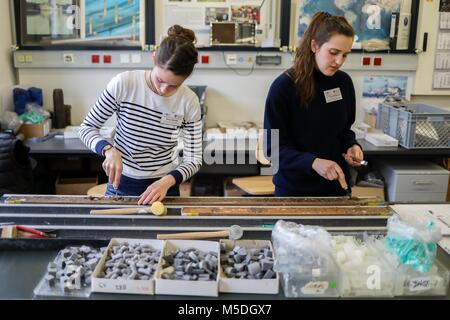 22. Februar 2018, Deutschland, Bremen: Die Wissenschaftler Nina Rohlfs (L) und Katharina Wetterauer stehen in einem Labor der (MARUM Zentrum für marine Umweltwissenschaften), auf ein Segment eines Bohrkerns suchen. Wissenschaftler aus elf Ländern forschen auf Proben von Boden des Ozeans, einer der am meisten seismischen Gebieten innerhalb Europas, den Golf von Korinth in Bremen. Die Proben wurden während einer dreimonatigen Expedition auf einem Schiff mit speziellen Übungen, aus einer Tiefe von 700 m an den meisten genommen extrahiert. Foto: mohssen Assanimoghaddam/dpa Stockfoto