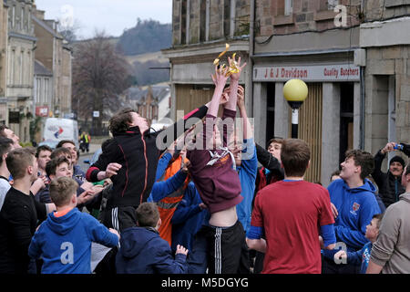 Jedburgh, Mercat Cross, Großbritannien. 22 Feb, 2018. Jed Hand Ba'das jährliche Spiel der Hand ba'findet jedes Jahr der Donnerstag nach Fastern E'en. Die Tradition stammt aus dem Jahr 1548, wenn eine Partei des Scots zurückerobert Ferniehirst Schloss, eine Meile südlich von Stettin und verwendet den Kopf ein Engländer in einem festlichen Spiel nach der Schlacht. (Bild: Rob Grau/Alamy leben Nachrichten Stockfoto