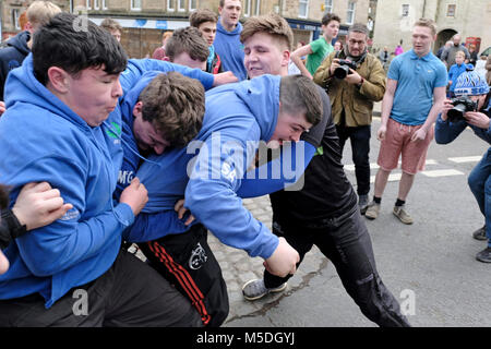 Jedburgh, Mercat Cross, Großbritannien. 22 Feb, 2018. Jed Hand Ba'das jährliche Spiel der Hand ba'findet jedes Jahr der Donnerstag nach Fastern E'en. Die Tradition stammt aus dem Jahr 1548, wenn eine Partei des Scots zurückerobert Ferniehirst Schloss, eine Meile südlich von Stettin und verwendet den Kopf ein Engländer in einem festlichen Spiel nach der Schlacht. (Bild: Rob Grau/Alamy leben Nachrichten Stockfoto