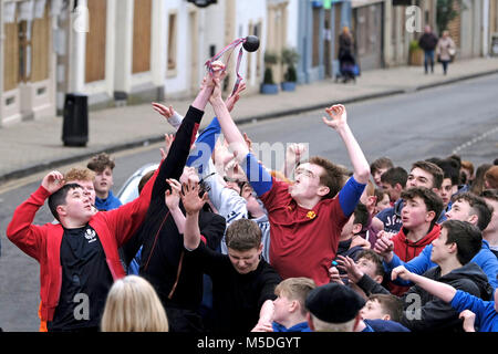 Jedburgh, Mercat Cross, Großbritannien. 22 Feb, 2018. Jed Hand Ba'das jährliche Spiel der Hand ba'findet jedes Jahr der Donnerstag nach Fastern E'en. Die Tradition stammt aus dem Jahr 1548, wenn eine Partei des Scots zurückerobert Ferniehirst Schloss, eine Meile südlich von Stettin und verwendet den Kopf ein Engländer in einem festlichen Spiel nach der Schlacht. (Bild: Rob Grau/Alamy leben Nachrichten Stockfoto