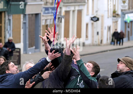 Jedburgh, Mercat Cross, Großbritannien. 22 Feb, 2018. Jed Hand Ba'das jährliche Spiel der Hand ba'findet jedes Jahr der Donnerstag nach Fastern E'en. Die Tradition stammt aus dem Jahr 1548, wenn eine Partei des Scots zurückerobert Ferniehirst Schloss, eine Meile südlich von Stettin und verwendet den Kopf ein Engländer in einem festlichen Spiel nach der Schlacht. (Bild: Rob Grau/Alamy leben Nachrichten Stockfoto