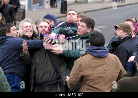 Jedburgh, Mercat Cross, Großbritannien. 22 Feb, 2018. Jed Hand Ba'das jährliche Spiel der Hand ba'findet jedes Jahr der Donnerstag nach Fastern E'en. Die Tradition stammt aus dem Jahr 1548, wenn eine Partei des Scots zurückerobert Ferniehirst Schloss, eine Meile südlich von Stettin und verwendet den Kopf ein Engländer in einem festlichen Spiel nach der Schlacht. (Bild: Rob Grau/Alamy leben Nachrichten Stockfoto