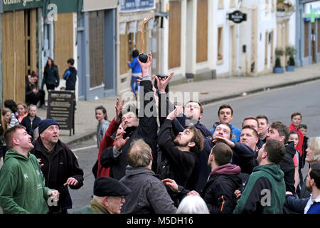 Jedburgh, Mercat Cross, Großbritannien. 22 Feb, 2018. Jed Hand Ba'das jährliche Spiel der Hand ba'findet jedes Jahr der Donnerstag nach Fastern E'en. Die Tradition stammt aus dem Jahr 1548, wenn eine Partei des Scots zurückerobert Ferniehirst Schloss, eine Meile südlich von Stettin und verwendet den Kopf ein Engländer in einem festlichen Spiel nach der Schlacht. (Bild: Rob Grau/Alamy leben Nachrichten Stockfoto