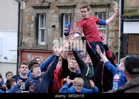 Jedburgh, Mercat Cross, Großbritannien. 22 Feb, 2018. Jed Hand Ba'das jährliche Spiel der Hand ba'findet jedes Jahr der Donnerstag nach Fastern E'en. Die Tradition stammt aus dem Jahr 1548, wenn eine Partei des Scots zurückerobert Ferniehirst Schloss, eine Meile südlich von Stettin und verwendet den Kopf ein Engländer in einem festlichen Spiel nach der Schlacht. (Bild: Rob Grau/Alamy leben Nachrichten Stockfoto