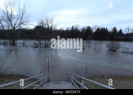 London, Ontario, Kanada. 21 Feb, 2018. London, Ontario, Kanada hat 25-40 mm Regen am Montag ein voraussichtlich noch weitere 15-25mm über Nacht zu erhalten. Der Themse hat seine Max. Ebene aufgrund der hohen Regen, milde Temperaturen und Schnee bestanden. Andere Städte in South Western Ontario betroffen, Brantford, Minden-lübbecke und Port Bruce. Credit: Lukas Durda/Alamy leben Nachrichten Stockfoto