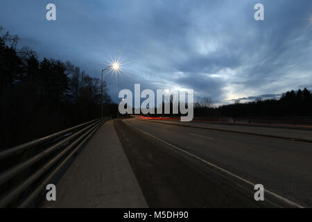 London, Ontario, Kanada. 21 Feb, 2018. London, Ontario, Kanada hat 25-40 mm Regen am Montag ein voraussichtlich noch weitere 15-25mm über Nacht zu erhalten. Der Themse hat seine Max. Ebene aufgrund der hohen Regen, milde Temperaturen und Schnee bestanden. Andere Städte in South Western Ontario betroffen, Brantford, Minden-lübbecke und Port Bruce. Credit: Lukas Durda/Alamy leben Nachrichten Stockfoto