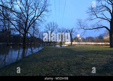 London, Ontario, Kanada. 21 Feb, 2018. London, Ontario, Kanada hat 25-40 mm Regen am Montag ein voraussichtlich noch weitere 15-25mm über Nacht zu erhalten. Der Themse hat seine Max. Ebene aufgrund der hohen Regen, milde Temperaturen und Schnee bestanden. Andere Städte in South Western Ontario betroffen, Brantford, Minden-lübbecke und Port Bruce. Credit: Lukas Durda/Alamy leben Nachrichten Stockfoto