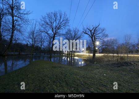 London, Ontario, Kanada. 21 Feb, 2018. London, Ontario, Kanada hat 25-40 mm Regen am Montag ein voraussichtlich noch weitere 15-25mm über Nacht zu erhalten. Der Themse hat seine Max. Ebene aufgrund der hohen Regen, milde Temperaturen und Schnee bestanden. Andere Städte in South Western Ontario betroffen, Brantford, Minden-lübbecke und Port Bruce. Credit: Lukas Durda/Alamy leben Nachrichten Stockfoto