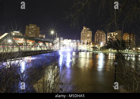 London, Ontario, Kanada. 21 Feb, 2018. London, Ontario, Kanada hat 25-40 mm Regen am Montag ein voraussichtlich noch weitere 15-25mm über Nacht zu erhalten. Der Themse hat seine Max. Ebene aufgrund der hohen Regen, milde Temperaturen und Schnee bestanden. Andere Städte in South Western Ontario betroffen, Brantford, Minden-lübbecke und Port Bruce. Credit: Lukas Durda/Alamy leben Nachrichten Stockfoto