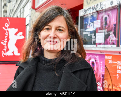 22. Februar 2018, Deutschland, Berlin, "Berlinale goes Kiez", "Unga Astrid': Die regisseurin Pernille Fischer Christensen steht vor dem Kino "Neues aus" im Hermann-Straße im Berliner Bezirk Neukölln. Der Film "Unga Astrid' Während das Programm "Berlinale goes Kiez" aussortiert wird. Es geht um das Kinderbuch von Astrid Lindgren der Berlinale Sektion "Berlinale Special". Foto: Jens Kalaene/dpa-Zentralbild/dpa Stockfoto