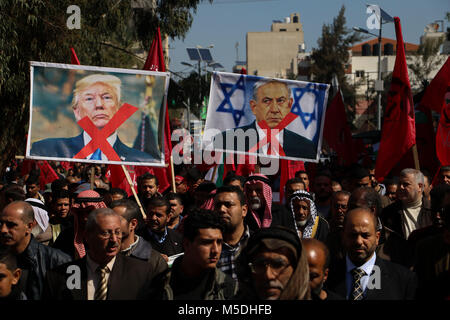 Gaza, Gaza. 22 Feb, 2018. Die Demokratische Front für die Befreiung Palästinas (DFLP) organisiert eine 'Jerusalem und Freiheit März'' in Gaza Stadt der 49. Jahrestag der Gründung der Bewegung zu feiern. Teilnehmer von der Unbekannte Soldat Platz und ging zu dem UN-Hauptsitz in Gaza Stadt, holding Banner gegen uns Präsident Trumpf und der israelische Ministerpräsident Netanjahu und fordern auch von der Unabhängigkeit des Gesundheitssektors aus politischen Manöver Credit: Ahmad Hasaballah/ImagesLive/ZUMA Draht/Alamy leben Nachrichten Stockfoto