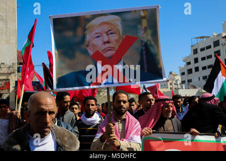 Gaza, Gaza. 22 Feb, 2018. Die Demokratische Front für die Befreiung Palästinas (DFLP) organisiert eine 'Jerusalem und Freiheit März'' in Gaza Stadt der 49. Jahrestag der Gründung der Bewegung zu feiern. Teilnehmer von der Unbekannte Soldat Platz und ging zu dem UN-Hauptsitz in Gaza Stadt, holding Banner gegen uns Präsident Trumpf und der israelische Ministerpräsident Netanjahu und fordern auch von der Unabhängigkeit des Gesundheitssektors aus politischen Manöver Credit: Ahmad Hasaballah/ImagesLive/ZUMA Draht/Alamy leben Nachrichten Stockfoto