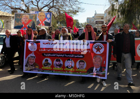 Gaza, Gaza. 22 Feb, 2018. Die Demokratische Front für die Befreiung Palästinas (DFLP) organisiert eine 'Jerusalem und Freiheit März'' in Gaza Stadt der 49. Jahrestag der Gründung der Bewegung zu feiern. Teilnehmer von der Unbekannte Soldat Platz und ging zu dem UN-Hauptsitz in Gaza Stadt, holding Banner gegen uns Präsident Trumpf und der israelische Ministerpräsident Netanjahu und fordern auch von der Unabhängigkeit des Gesundheitssektors aus politischen Manöver Credit: Ahmad Hasaballah/ImagesLive/ZUMA Draht/Alamy leben Nachrichten Stockfoto