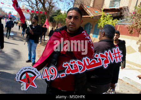 Gaza, Gaza. 22 Feb, 2018. Die Demokratische Front für die Befreiung Palästinas (DFLP) organisiert eine 'Jerusalem und Freiheit März'' in Gaza Stadt der 49. Jahrestag der Gründung der Bewegung zu feiern. Teilnehmer von der Unbekannte Soldat Platz und ging zu dem UN-Hauptsitz in Gaza Stadt, holding Banner gegen uns Präsident Trumpf und der israelische Ministerpräsident Netanjahu und fordern auch von der Unabhängigkeit des Gesundheitssektors aus politischen Manöver Credit: Ahmad Hasaballah/ImagesLive/ZUMA Draht/Alamy leben Nachrichten Stockfoto