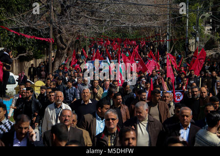 Gaza, Gaza. 22 Feb, 2018. Die Demokratische Front für die Befreiung Palästinas (DFLP) organisiert eine 'Jerusalem und Freiheit März'' in Gaza Stadt der 49. Jahrestag der Gründung der Bewegung zu feiern. Teilnehmer von der Unbekannte Soldat Platz und ging zu dem UN-Hauptsitz in Gaza Stadt, holding Banner gegen uns Präsident Trumpf und der israelische Ministerpräsident Netanjahu und fordern auch von der Unabhängigkeit des Gesundheitssektors aus politischen Manöver Credit: Ahmad Hasaballah/ImagesLive/ZUMA Draht/Alamy leben Nachrichten Stockfoto