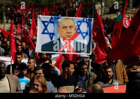 Gaza, Gaza. 22 Feb, 2018. Die Demokratische Front für die Befreiung Palästinas (DFLP) organisiert eine 'Jerusalem und Freiheit März'' in Gaza Stadt der 49. Jahrestag der Gründung der Bewegung zu feiern. Teilnehmer von der Unbekannte Soldat Platz und ging zu dem UN-Hauptsitz in Gaza Stadt, holding Banner gegen uns Präsident Trumpf und der israelische Ministerpräsident Netanjahu und fordern auch von der Unabhängigkeit des Gesundheitssektors aus politischen Manöver Credit: Ahmad Hasaballah/ImagesLive/ZUMA Draht/Alamy leben Nachrichten Stockfoto