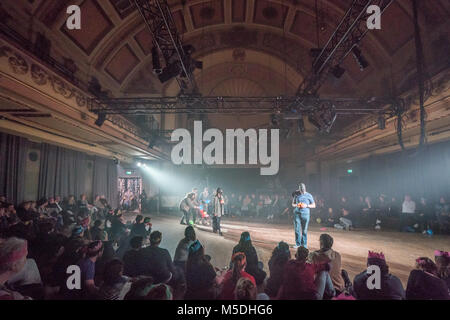 London, Großbritannien. 21 Feb, 2018. Partei Kompetenzen für das Ende der Welt, ein interaktives Theater Veranstaltung von Nigel Barrett und Louise Mari in Shoreditch Rathaus in London. Foto Datum: Mittwoch, 21. Februar 2018. Credit: Roger Garfield/Alamy leben Nachrichten Stockfoto