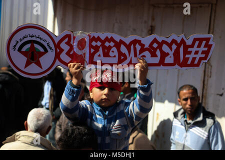 Gaza, Gaza. 22 Feb, 2018. Die Demokratische Front für die Befreiung Palästinas (DFLP) organisiert eine 'Jerusalem und Freiheit März'' in Gaza Stadt der 49. Jahrestag der Gründung der Bewegung zu feiern. Teilnehmer von der Unbekannte Soldat Platz und ging zu dem UN-Hauptsitz in Gaza Stadt, holding Banner gegen uns Präsident Trumpf und der israelische Ministerpräsident Netanjahu und fordern auch von der Unabhängigkeit des Gesundheitssektors aus politischen Manöver Credit: Ahmad Hasaballah/ImagesLive/ZUMA Draht/Alamy leben Nachrichten Stockfoto