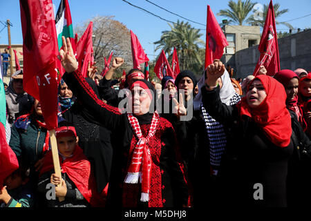 Gaza, Gaza. 22 Feb, 2018. Die Demokratische Front für die Befreiung Palästinas (DFLP) organisiert eine 'Jerusalem und Freiheit März'' in Gaza Stadt der 49. Jahrestag der Gründung der Bewegung zu feiern. Teilnehmer von der Unbekannte Soldat Platz und ging zu dem UN-Hauptsitz in Gaza Stadt, holding Banner gegen uns Präsident Trumpf und der israelische Ministerpräsident Netanjahu und fordern auch von der Unabhängigkeit des Gesundheitssektors aus politischen Manöver Credit: Ahmad Hasaballah/ImagesLive/ZUMA Draht/Alamy leben Nachrichten Stockfoto