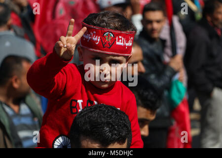 Gaza, Gaza. 22 Feb, 2018. Die Demokratische Front für die Befreiung Palästinas (DFLP) organisiert eine 'Jerusalem und Freiheit März'' in Gaza Stadt der 49. Jahrestag der Gründung der Bewegung zu feiern. Teilnehmer von der Unbekannte Soldat Platz und ging zu dem UN-Hauptsitz in Gaza Stadt, holding Banner gegen uns Präsident Trumpf und der israelische Ministerpräsident Netanjahu und fordern auch von der Unabhängigkeit des Gesundheitssektors aus politischen Manöver Credit: Ahmad Hasaballah/ImagesLive/ZUMA Draht/Alamy leben Nachrichten Stockfoto