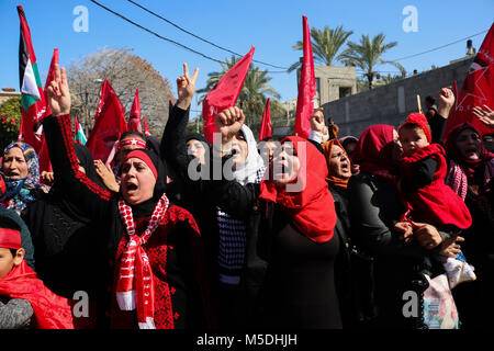 Gaza, Gaza. 22 Feb, 2018. Die Demokratische Front für die Befreiung Palästinas (DFLP) organisiert eine 'Jerusalem und Freiheit März'' in Gaza Stadt der 49. Jahrestag der Gründung der Bewegung zu feiern. Teilnehmer von der Unbekannte Soldat Platz und ging zu dem UN-Hauptsitz in Gaza Stadt, holding Banner gegen uns Präsident Trumpf und der israelische Ministerpräsident Netanjahu und fordern auch von der Unabhängigkeit des Gesundheitssektors aus politischen Manöver Credit: Ahmad Hasaballah/ImagesLive/ZUMA Draht/Alamy leben Nachrichten Stockfoto