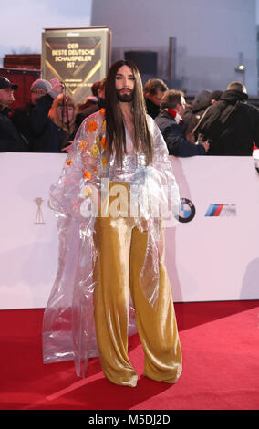 22. Februar 2018, Deutschland, Hamburg, Goldene Kamera Preisverleihung: Österreichische Sängerin Conchita Wurst kommt auf den roten Teppich. Foto: Christian Charisius/dpa Stockfoto