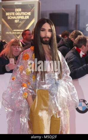 22. Februar 2018, Deutschland, Hamburg, Goldene Kamera Preisverleihung: Österreichische Sängerin Conchita Wurst kommt auf den roten Teppich. Foto: Christian Charisius/dpa Stockfoto