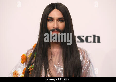 22. Februar 2018, Deutschland, Hamburg, Goldene Kamera Preisverleihung: Österreichische Sängerin Conchita Wurst kommt auf den roten Teppich. Foto: Georg Wendt/dpa Stockfoto