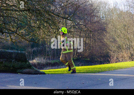 Glasgow, Schottland, Großbritannien. 22. Februar, 2018. Feuerwehrmänner aus dem Schottischen Feuer- und Rettungsdienst V02 Pollok auf einer Übung auf dem Gelände der Pollok Country Park. Die Ausübung Techniken für eine Rettung in und um einen Wasserlauf. Credit: Skully/Alamy leben Nachrichten Stockfoto