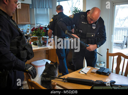 Leesburg, Virginia, USA. 22 Feb, 2018. Ein Leesburg Veteran übergab heute zwei AR-15 zu den Leesburg Police Department. Hier LPD Offiziere entfernten die Waffen aus dem Haus, zwei AR-15 ist mit ca. 3000 Schuss Munition, 2 Dutzend hohe Kapazität der Zeitschriften und anderer Assault Rifle Zubehör. Sie werden vernichtet, und nicht wieder in Umlauf gebracht. Credit: William Graham/Alamy leben Nachrichten Stockfoto