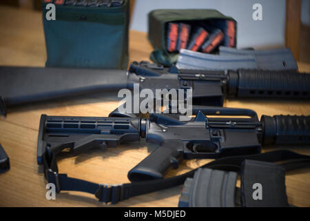 Leesburg, Virginia, USA. 22 Feb, 2018. Ein Leesburg Veteran übergab zwei AR-15-s Heute zu den Leesburg Police Department. Zu sehen sind hier zwei AR-15 ist mit ca. 3000 Schuss Munition, zwei Dutzend hohe Kapazität der Zeitschriften und anderer Assault Rifle Zubehör. Die Kanonen zerstört und nicht wieder in Umlauf gebracht. Credit: William Graham/Alamy leben Nachrichten Stockfoto