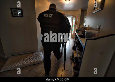 Leesburg, Virginia, USA. 22 Feb, 2018. Ein Leesburg Veteran übergab zwei AR-15-s Heute zu den Leesburg Police Department. Hier LPD Offiziere entfernten die Waffen aus dem Haus, zwei AR-15 ist mit ca. 3000 Schuss Munition, zwei Dutzend hohe Kapazität der Zeitschriften und anderer Assault Rifle Zubehör. Die Kanonen zerstört und nicht wieder in Umlauf gebracht. Credit: William Graham/Alamy leben Nachrichten Stockfoto