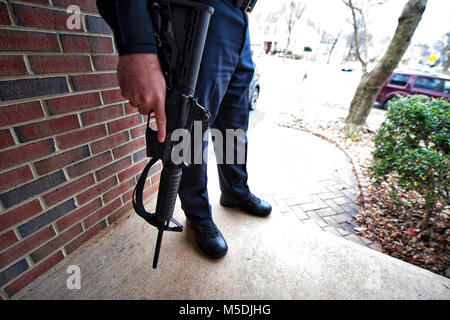 Leesburg, Virginia, USA. 22 Feb, 2018. Ein Leesburg Veteran übergab zwei AR-15-s Heute zu den Leesburg Police Department. Hier LPD Offiziere entfernten die Waffen aus dem Haus, zwei AR-15 ist mit ca. 3000 Schuss Munition, zwei Dutzend hohe Kapazität der Zeitschriften und anderer Assault Rifle Zubehör. Die Kanonen zerstört und nicht wieder in Umlauf gebracht. Credit: William Graham/Alamy leben Nachrichten Stockfoto