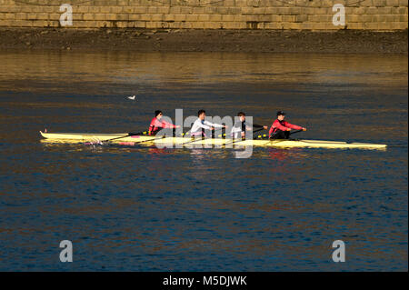 London, Großbritannien. 22 Feb, 2018. Kalten sonnigen Tag in Putney auf der Themse. Credit: JOHNNY ARMSTEAD/Alamy leben Nachrichten Stockfoto