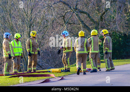 Glasgow, Schottland, Großbritannien. 22. Februar, 2018. Feuerwehrmänner aus dem Schottischen Feuer- und Rettungsdienst V02 Pollok auf einer Übung auf dem Gelände der Pollok Country Park. Die Ausübung Techniken für eine Rettung in und um einen Wasserlauf. Credit: Skully/Alamy leben Nachrichten Stockfoto