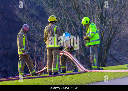 Glasgow, Schottland, Großbritannien. 22. Februar, 2018. Feuerwehrmänner aus dem Schottischen Feuer- und Rettungsdienst V02 Pollok auf einer Übung auf dem Gelände der Pollok Country Park. Die Ausübung Techniken für eine Rettung in und um einen Wasserlauf. Credit: Skully/Alamy leben Nachrichten Stockfoto