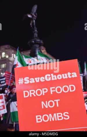 Piccadilly Circus, London, UK. 22. Februar 2018. Stiller Protest für östliche Ghuta gehalten am Piccadilly Circus in London durch die Syrien Kampagne der Solidarität. Quelle: Matthew Chattle/Alamy leben Nachrichten Stockfoto