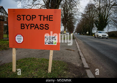 Hereford, Großbritannien. 22 Feb, 2018. Ein Zeichen gegen den geplanten Bypass, der die A438 (Kings Acre Straße sezieren soll) in der Stadt von Hereford am 22. Februar 2018 Credit: Jim Holz/Alamy leben Nachrichten Stockfoto