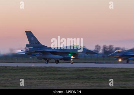 Leeuwarden Feb 6 2018: Night Flight Training. F-16 Fighting Falcon in der Abendsonne. Stockfoto