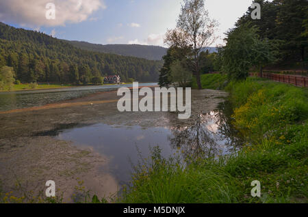 Holz- Haus am See im Wald in Bolu Golcuk Nationalpark Stockfoto