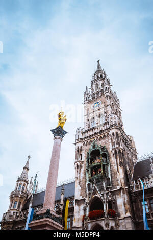 Obelisk vor Munchen City Hall, Deutschland Stockfoto