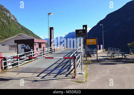 Hellesylt, Norwegen - 2. September 2017: Fährhafen nach Hellesylt, einer kleinen Stadt am Eingang zum Geirangerfjord an einem sonnigen Sommertag Stockfoto