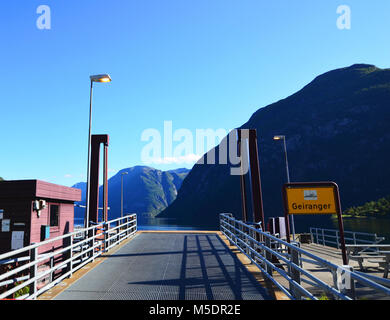 Hellesylt, Norwegen - 2. September 2017: Fährhafen nach Hellesylt, einer kleinen Stadt am Eingang zum Geirangerfjord an einem sonnigen Sommertag Stockfoto