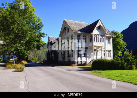 Hellesylt, Norwegen - 2. September 2017: Historisches Hotel in Hellesylt, einer kleinen Stadt am Eingang zum Geirangerfjord an einem sonnigen Sommertag Stockfoto