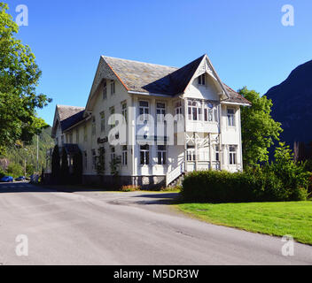 Hellesylt, Norwegen - 2. September 2017: Historisches Hotel in Hellesylt, einer kleinen Stadt am Eingang zum Geirangerfjord an einem sonnigen Sommertag Stockfoto