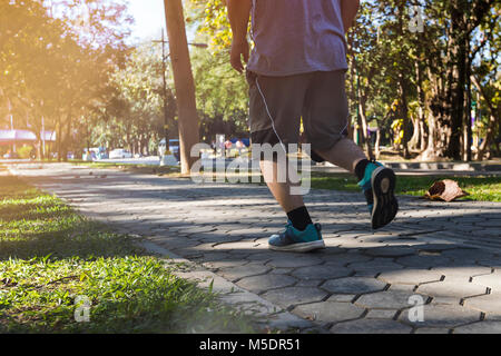 Junge fitness Mann Läufer laufen auf der Straße in den Park. Laufen für Gewicht und gute Gesundheit verlieren Stockfoto