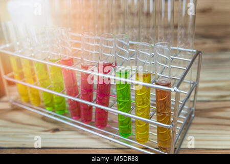 Mit Reagenzgläsern im Labor stehen. Einige chemische Lösung in der Flasche. Stockfoto