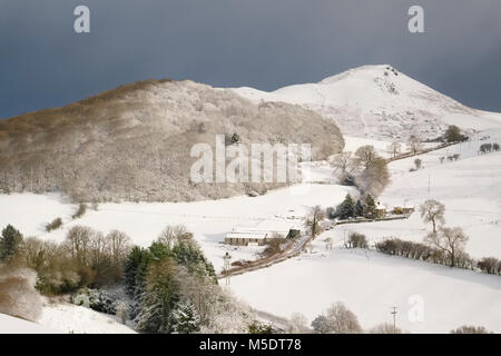 Helmeth Hill und Caer Caradoc Hill aus gesehen Hazler Hügel gesehen fallenden Schnee im Winter, Church Stretton, Shropshire, Großbritannien Stockfoto